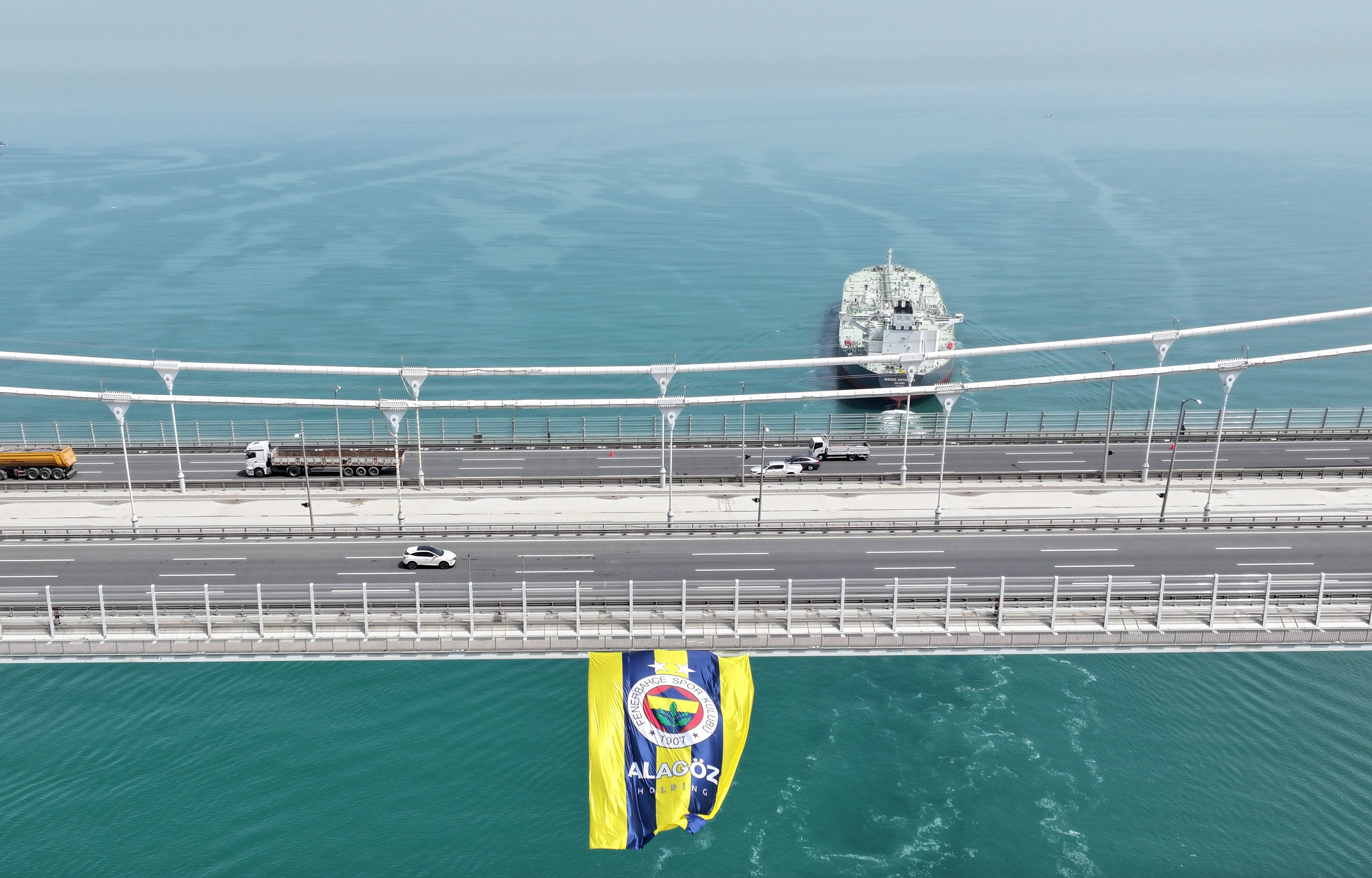 Dört kupalı Fenerbahçe'nin dev bayrağı köprüye asıldı