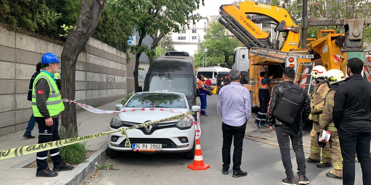 İstanbul'da yol çöktü; bir otomobil ve minibüs içine düştü