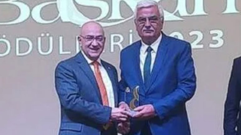AKP'li belediye başkanı, para karşılığında ödül almış