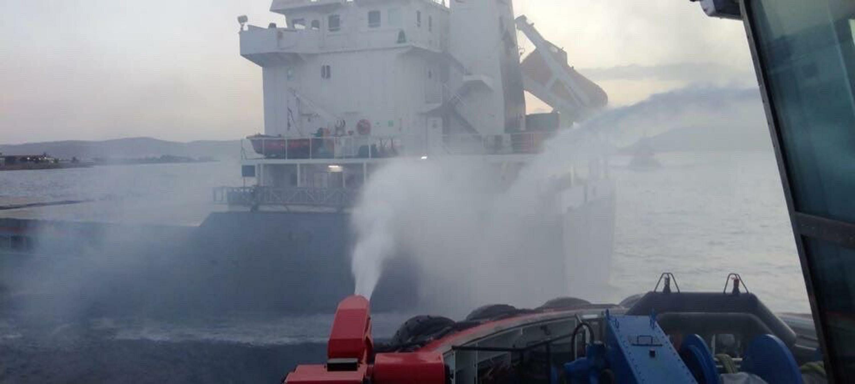 Çanakkale Boğazı'nda 107 metre uzunluğundaki kuru yük gemisinde yangın çıktı