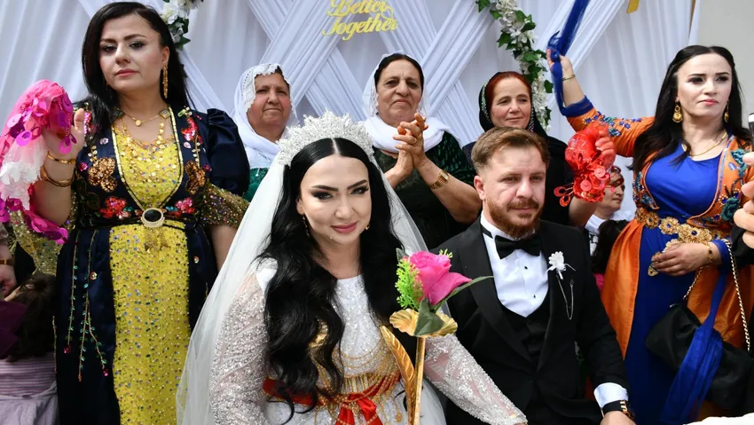 Şırnak’a Ukraynalı gelin: Düğünde 1 milyon TL'lik takı ve para takıldı