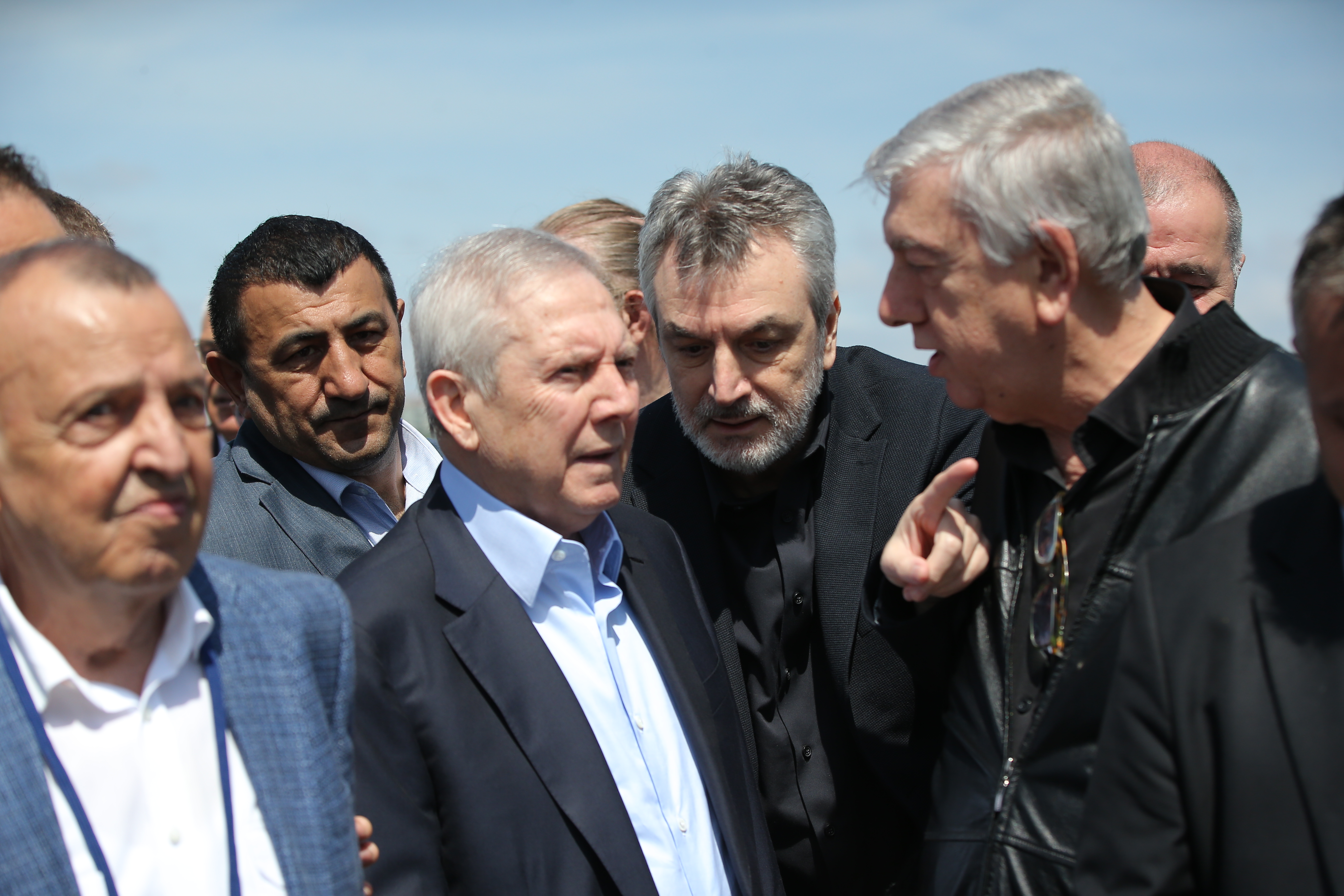 Fenerbahçe'de tarihi kongre başladı; Aziz Yıldırım başkan adayını azarladı
