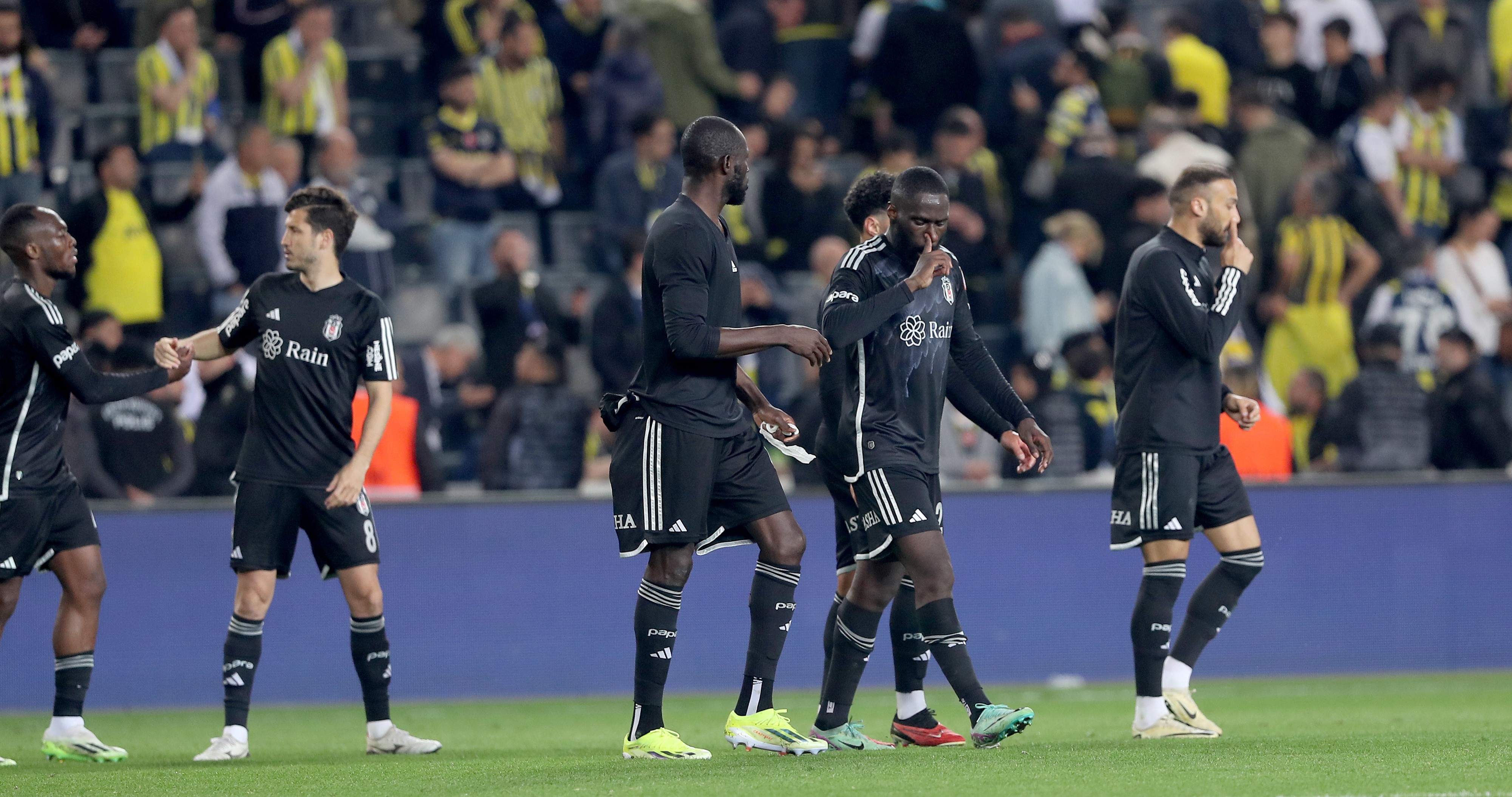 Fenerbahçe derbisini kaybeden Beşiktaş izin yapmadan topbaşı yaptı