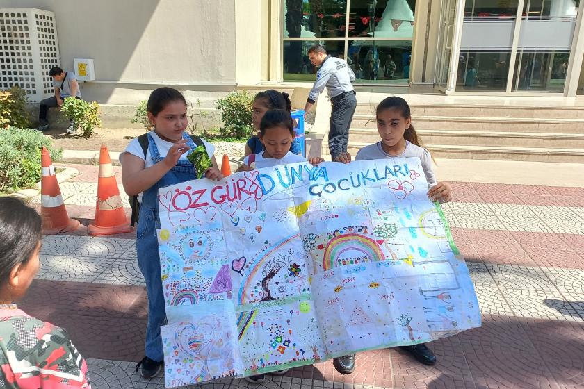 İzmir'deki ilköğretim okulu öğrencilerinden İzBB önünde ücretsiz ulaşım eylemi