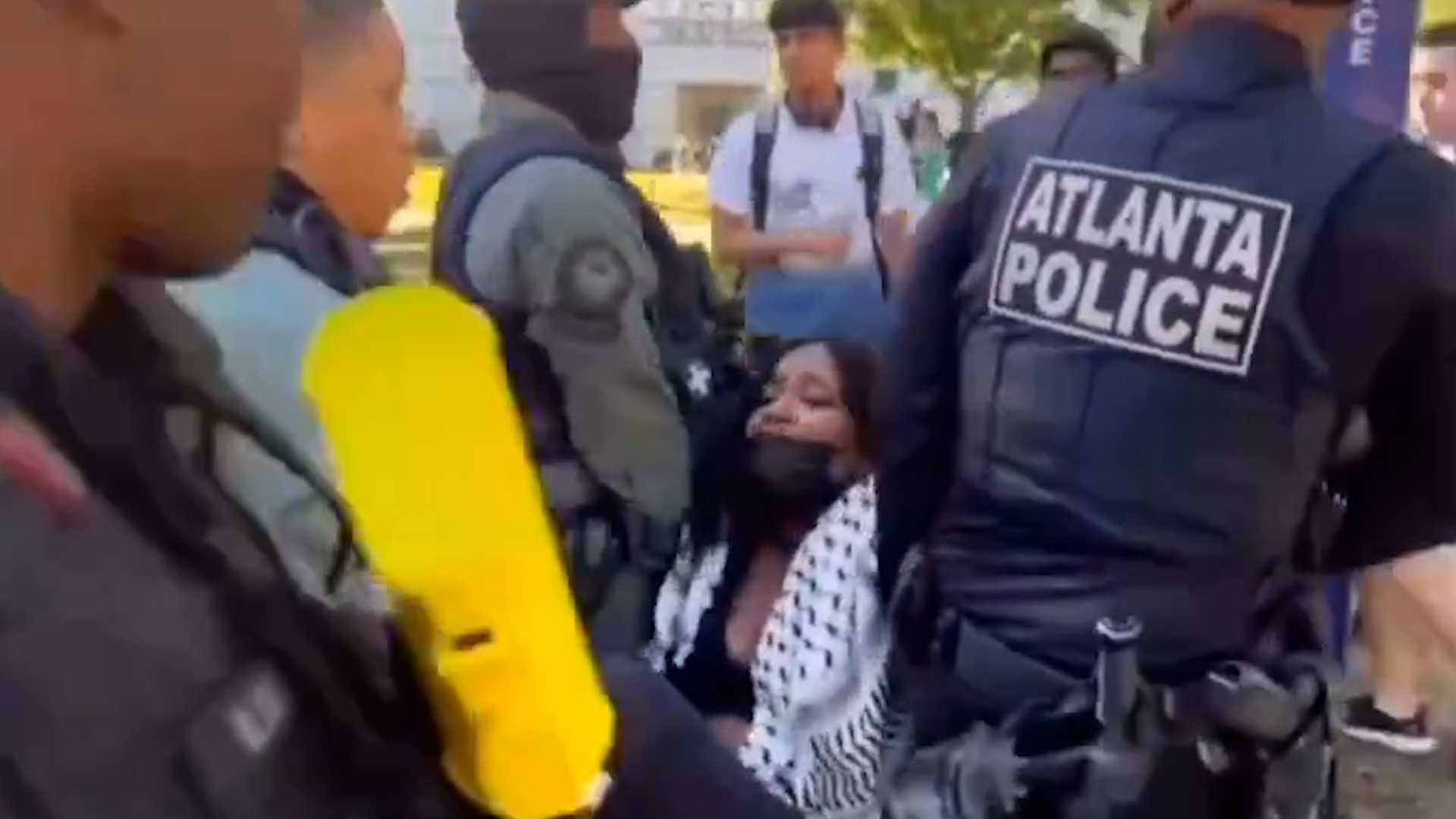 Emory Üniversitesi'nde Filistin eylemi yapan siyah öğrenci, siyasi polisler tarafından gözaltına alındı