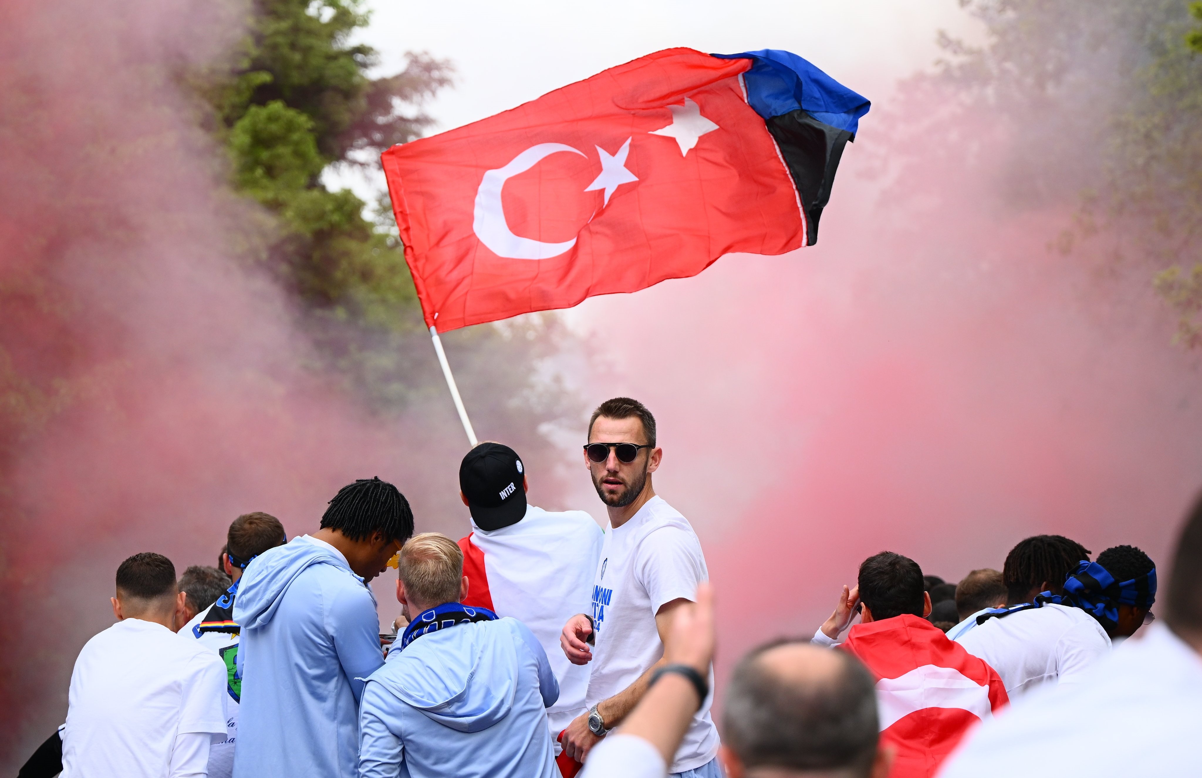 Hakan Çalhanoğlu, Milano sokaklarında Türk bayrağı ile tur attı