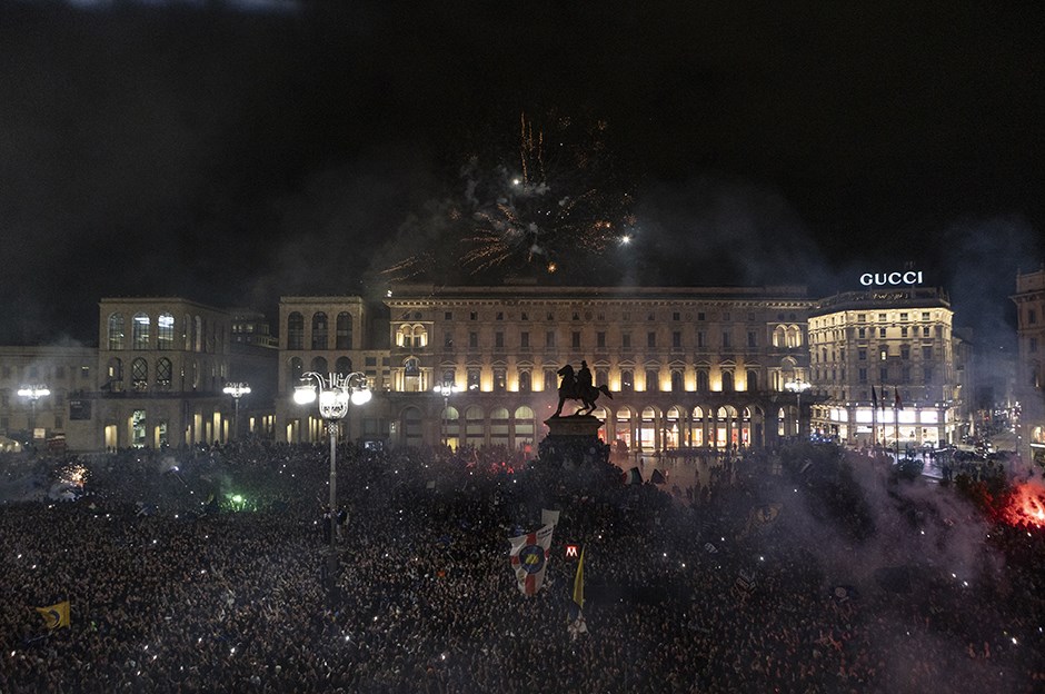 Hakan Çalhanoğlu Milano'yu uyutmadı, İnter 100 bin taraftarla kutlama yaptı