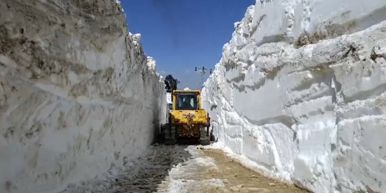 Hakkari'de 4,5 aydır kapalı olan askeri üs bölgesi yolunda karla mücadele
