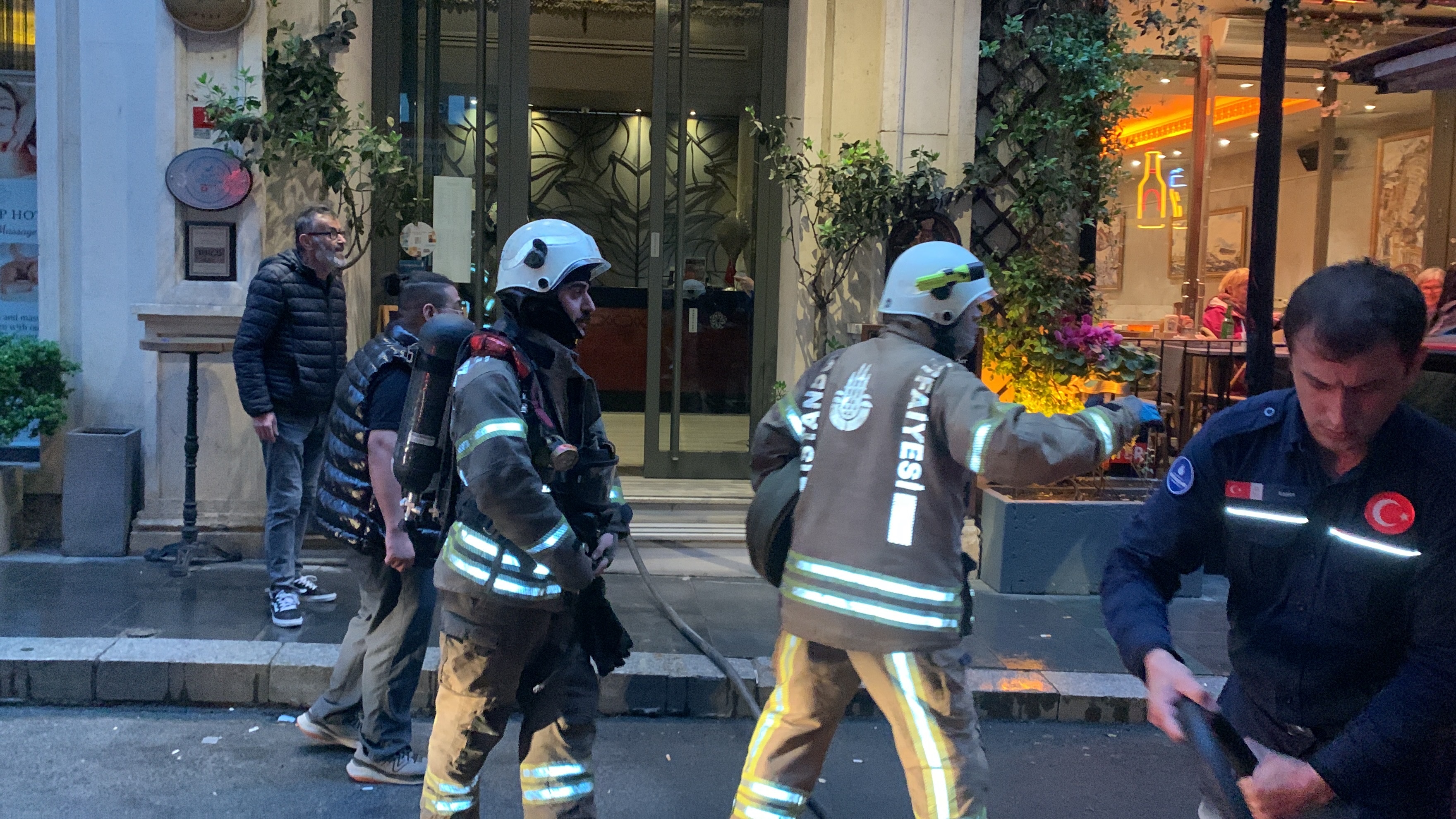 Beyoğlu'nda otelde yangın çıktı: 2 kişiye müdahale edildi