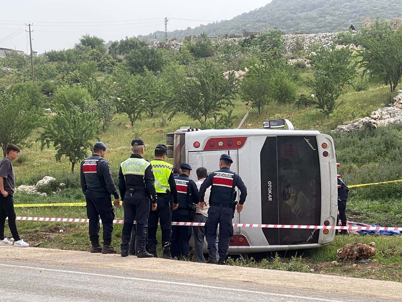 Gaziantep’te devrilen yolcu midibüsünde 1 astsubay öldü, 17 kişi yaralandı