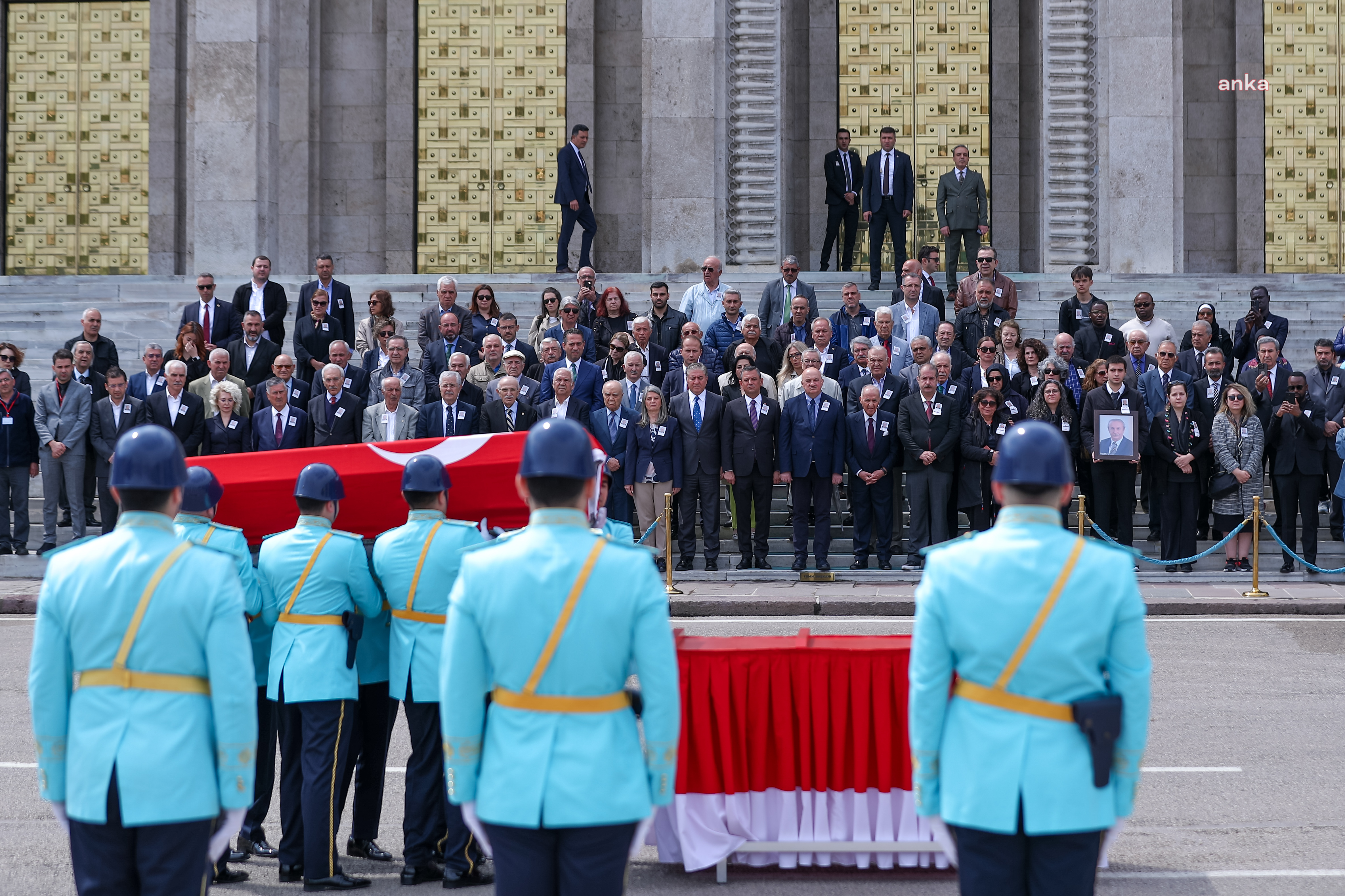 Özgür Özel, Şeyhmus Bahçeci’nin Meclis’te düzenlenen cenaze törenine katıldı
