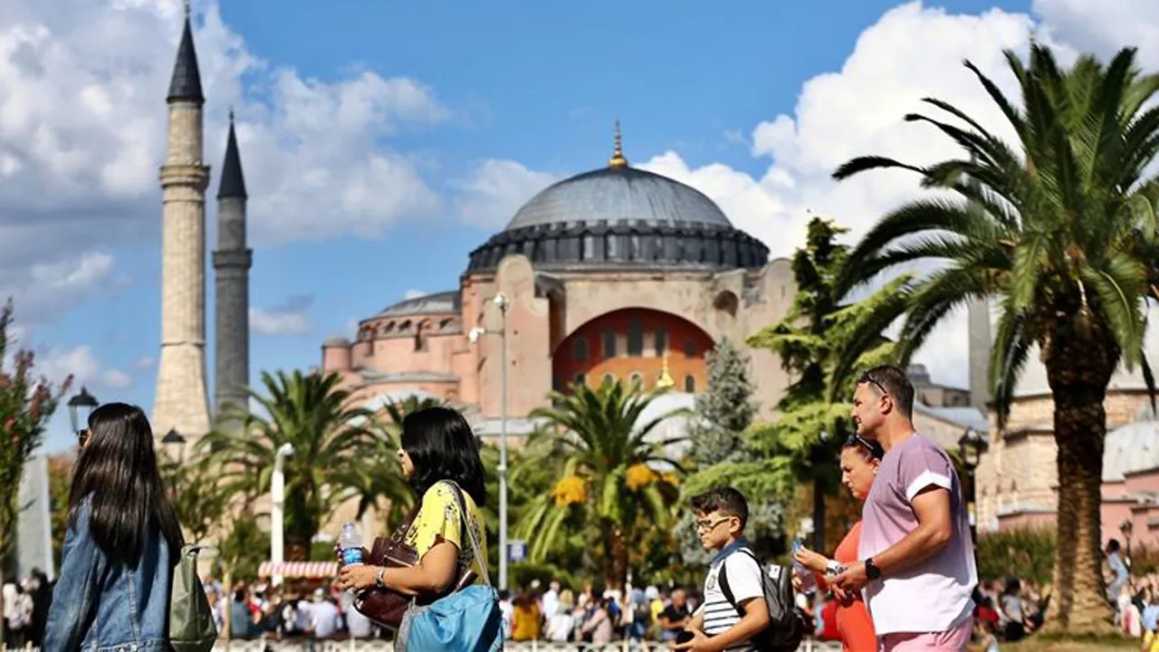 Türkiye'ye yabancı turist akını: Turizm gelirleri arttı