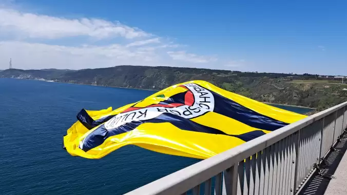 Köprülerde Fenerbahçe bayraklarının biri iniyor, diğeri asılıyor!