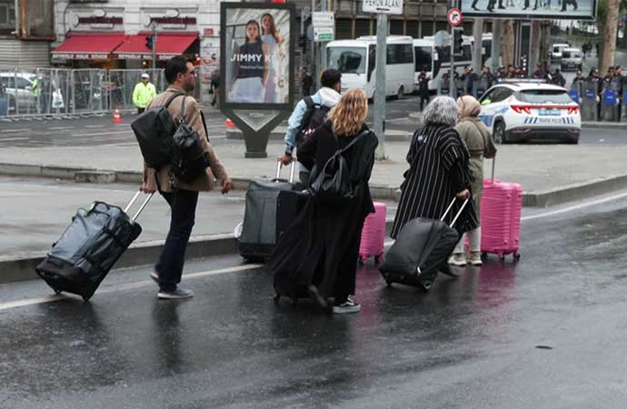 1 Mayıs yasaklarından turistler de nasibini aldı: Taksim’den yürüyerek ayrıldılar