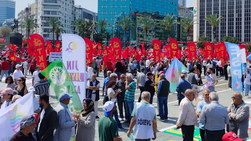İzmir’de 1 Mayıs coşkusu: İşçiler 3 koldan Gündoğdu Meydanı’na yürüdü