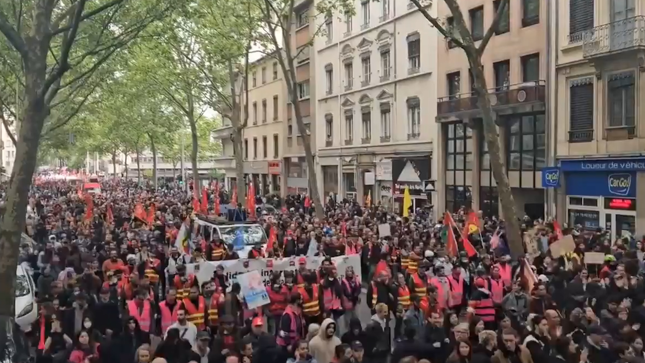 Fransa'da 1 Mayıs gösterilerinde gerginlik: Bir kişi yaralandı