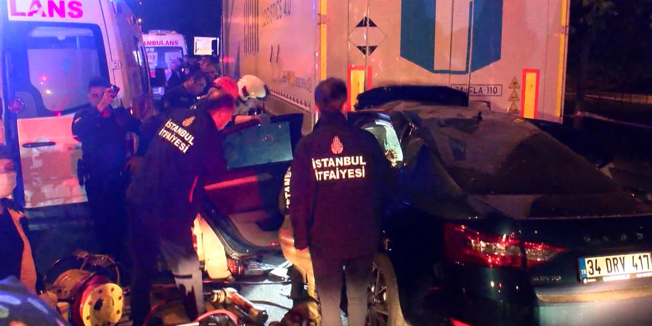 Pendik'te feci trafik kazası: Otomobil TIR'ın altında kaldı