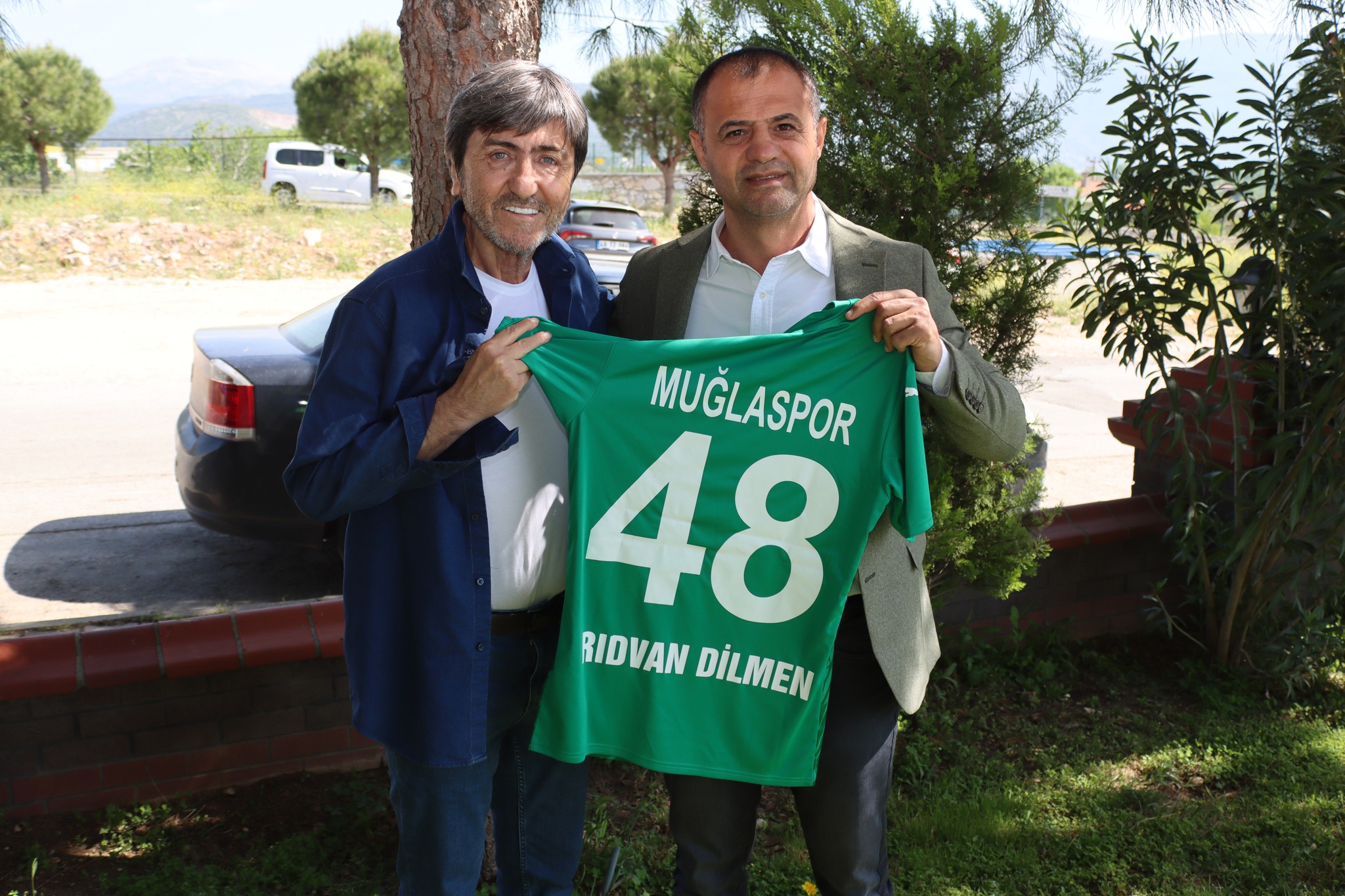 Muğlaspor, efsane futbolcusu Rıdvan Dilmen'i unutmadı
