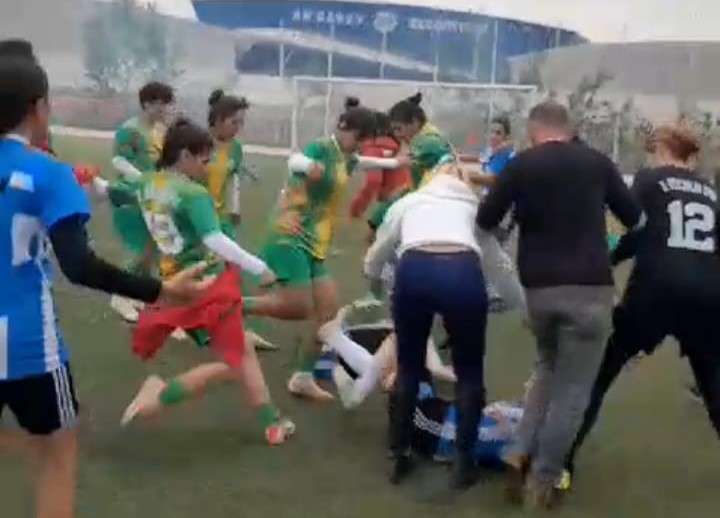 Kadın futbolcular birbirine girdi, çevik kuvvet zor ayırdı
