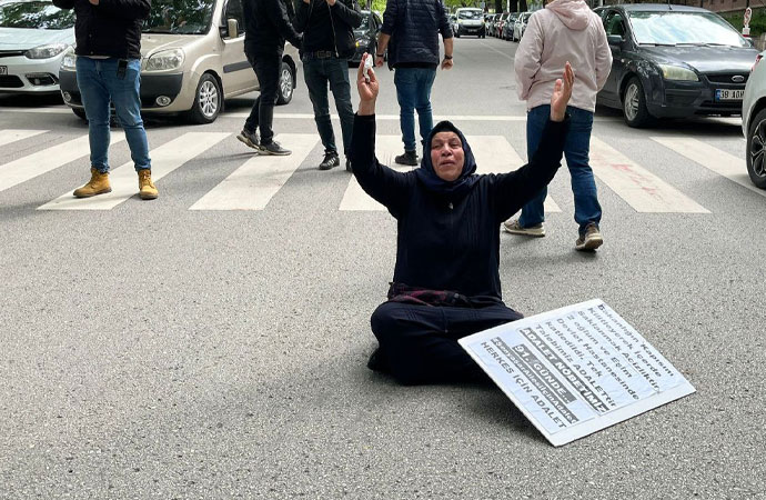 Emine Şenyaşar’ın bakanlık önündeki eylemine izin verilmedi: Ağıt yaktı