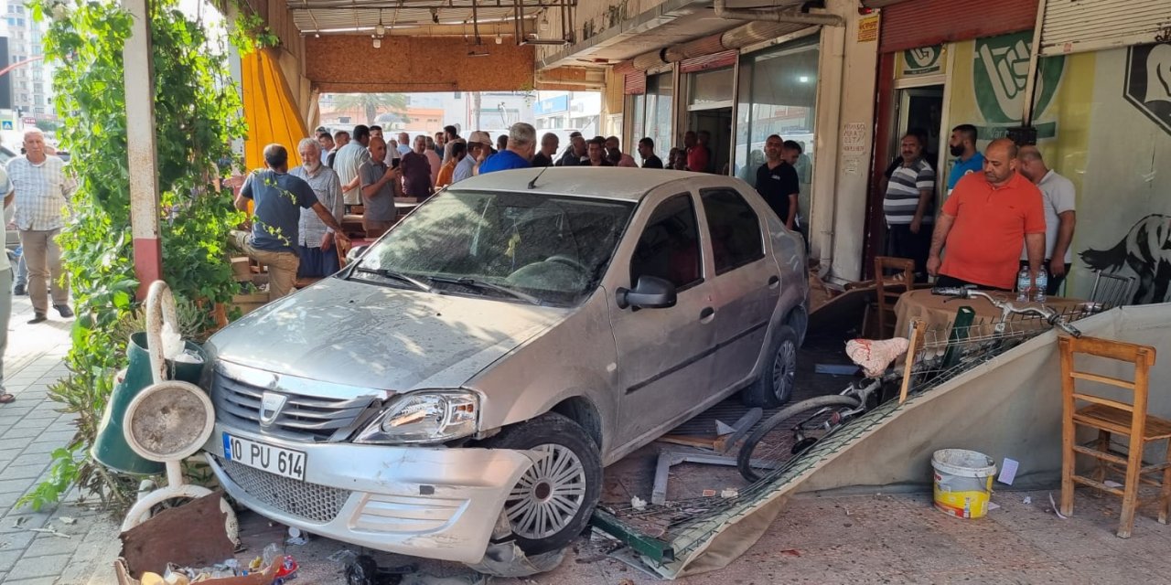 Adana'da bir sürücü kontrolü kaybetti kahvehanede oturanlara çarptı