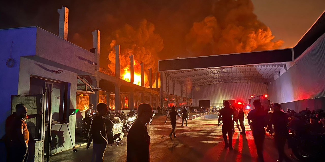 Adana'da motosiklet üretim tesisinde feci yangın! Alevler gökyüzünü kapladı