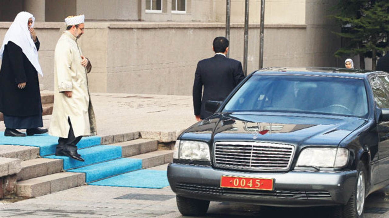 Ali Erbaş'a Türkiye'deki arabalar yetmedi! Bir makam aracı da Suudi Arabistan’dan çıktı