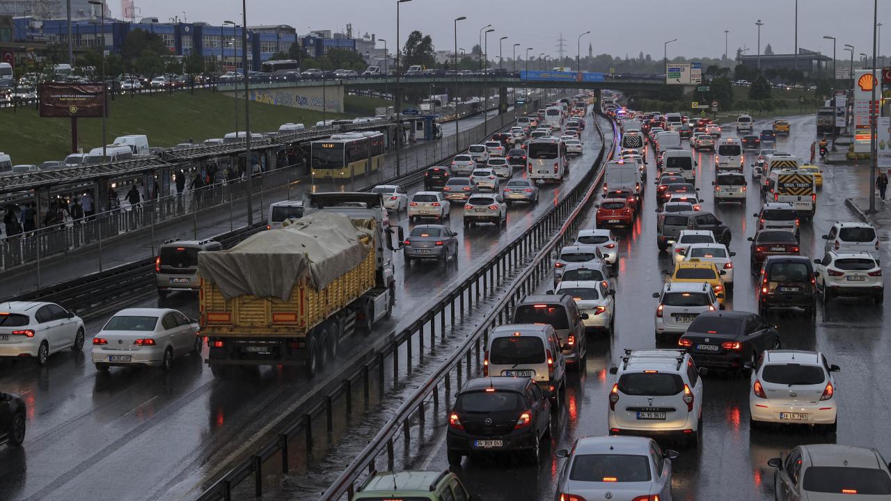 İstanbul'da sağanak etkisi: Trafik yoğunluğu yüzde 80'e ulaştı