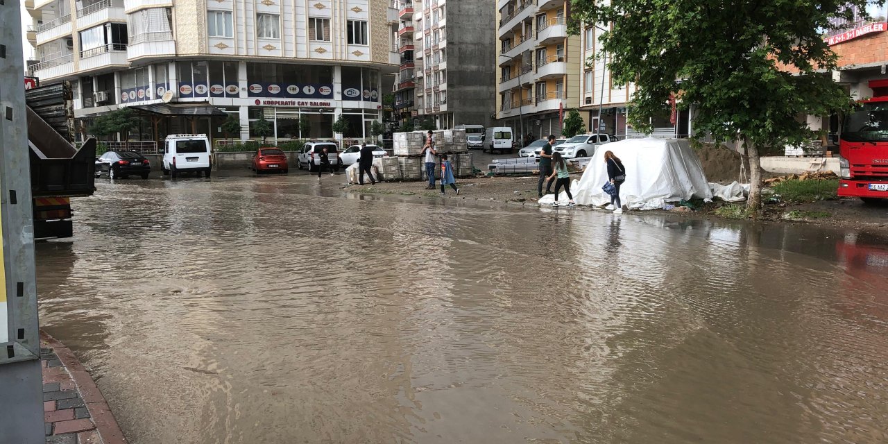 Siirt'te sağanak yağmur caddeleri göle çevirdi