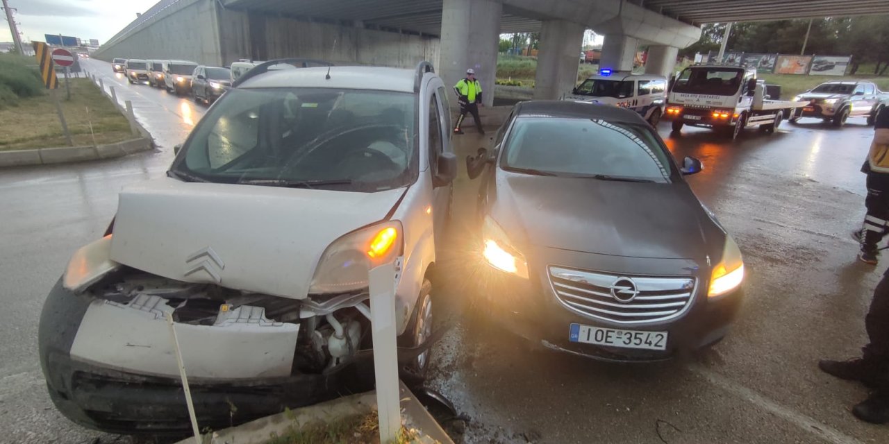 Edirne'de iki araç çarpıştı; 3 kişi yaralandı
