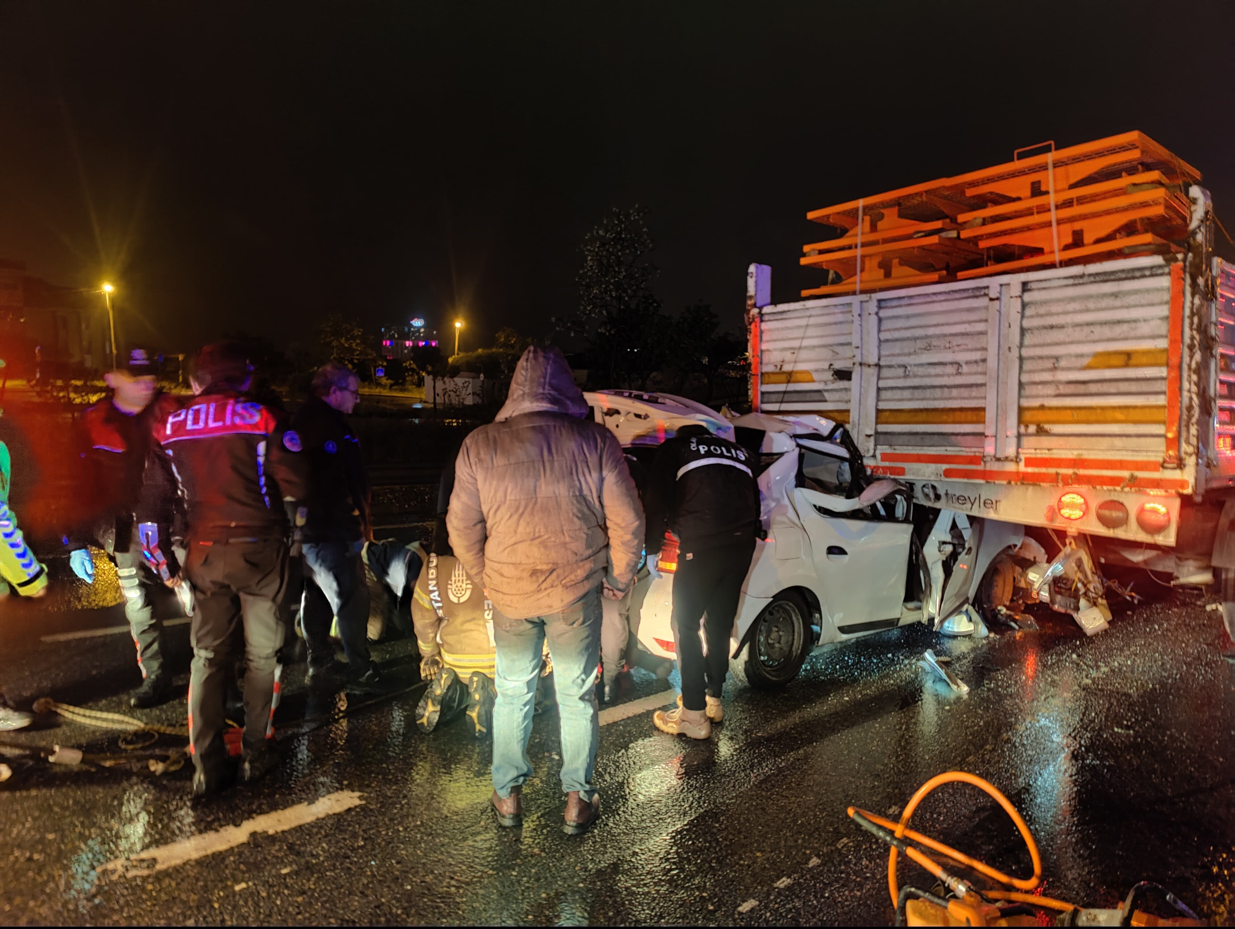 Büyükçekmece'de otomobil TIR'a arkadan çarptı: 1 ölü, 2 yaralı