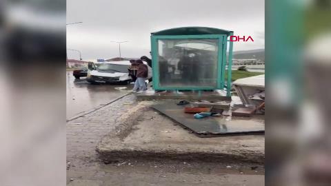 Bitlis'te bir minibüs kaldırımda yürüyen insanlara çarptı: 1 ölü 2 yaralı