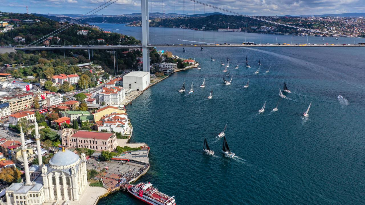 İstanbul Boğazı'nda yat yarışları sonrası gemi trafiği normalleşti