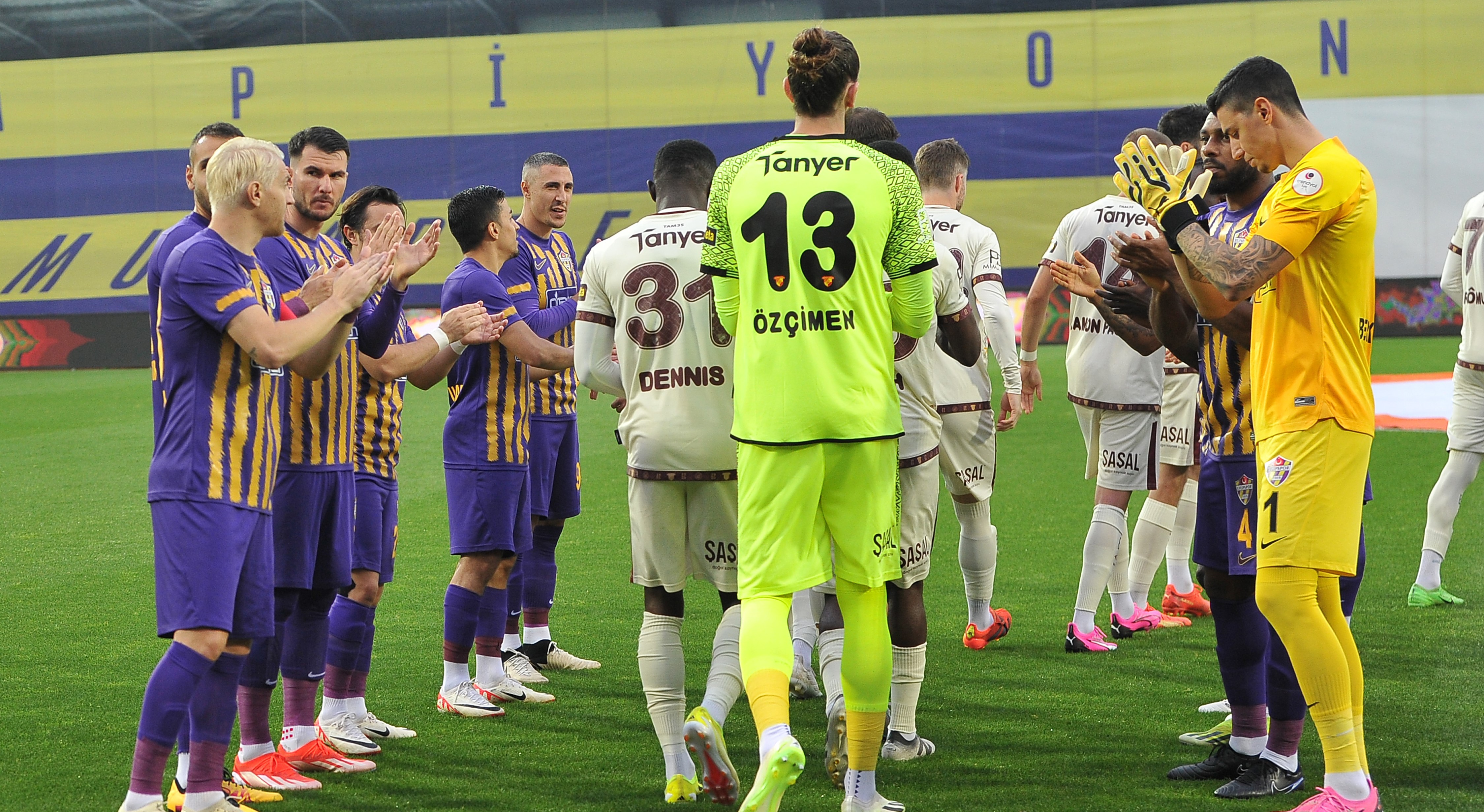 Eyüpspor- Göztepe maçında Premier Lig usulü kutlama