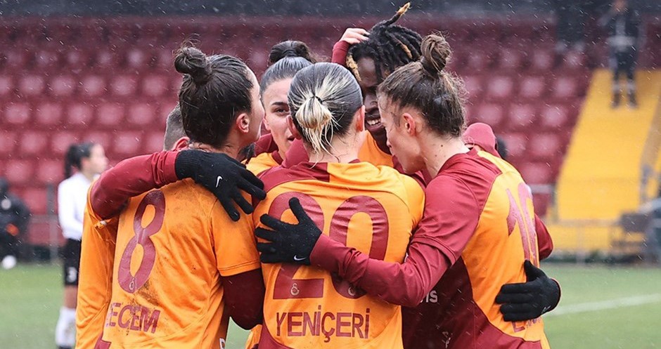 Galatasaray'da futbolda ilk şampiyonluk kupası kadın futbolculardan...