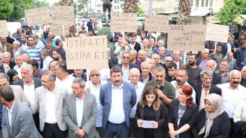 Birecik Belediyesi önünde yüzlerce vatandaş Mehmet Begit'i istifaya çağırdılar