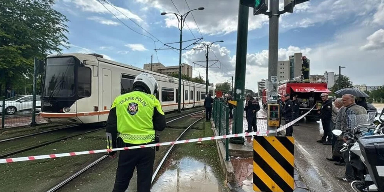 Gaziantep'te tramvay hattına yıldırım düştü