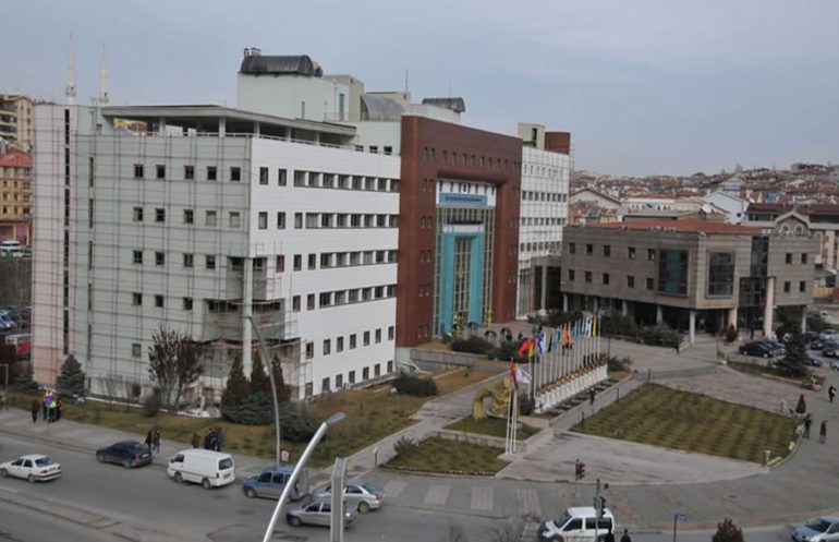 Turgut Altınok’un yönetimindeydi: Keçiören Belediyesi’nin milyarlık borcu belediye binasına asıldı