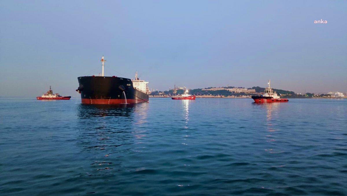 İstanbul'da gemi karaya oturdu: Boğaz gemi trafiğine kapatıldı