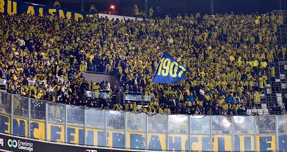 Fenerbahçe tribünlerinde Ali Koç- Aziz Yıldırım gerginliği