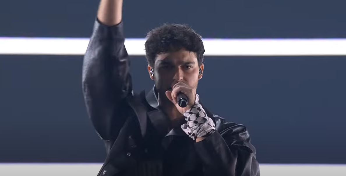 İsveçli sanatçı Eurovision'a Filistin kefiyesiyle çıktı