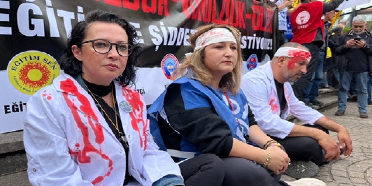 Bursa'da öğretmenler eğitimciye şiddeti yürüyüş ile protesto etti