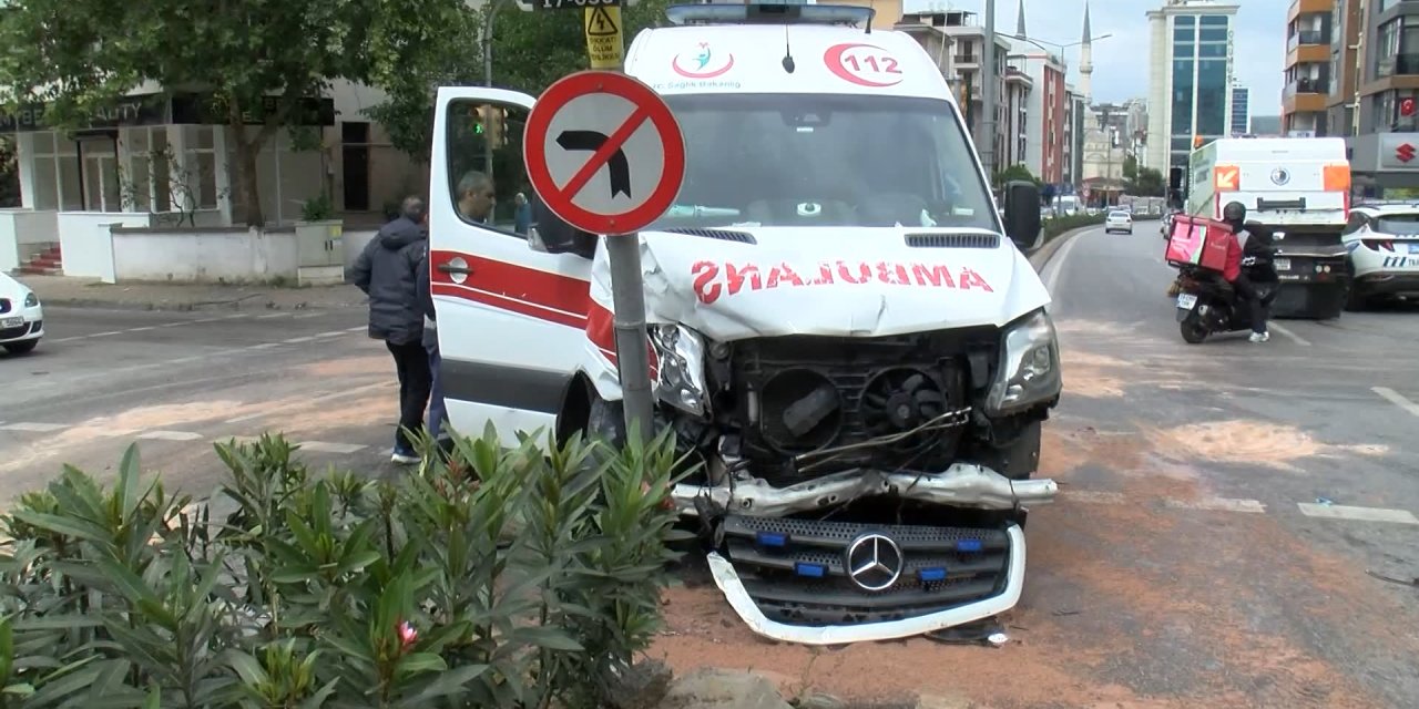 İhbara giden ambulans ticari araç ile çarpıştı; 5 kişi yaralandı