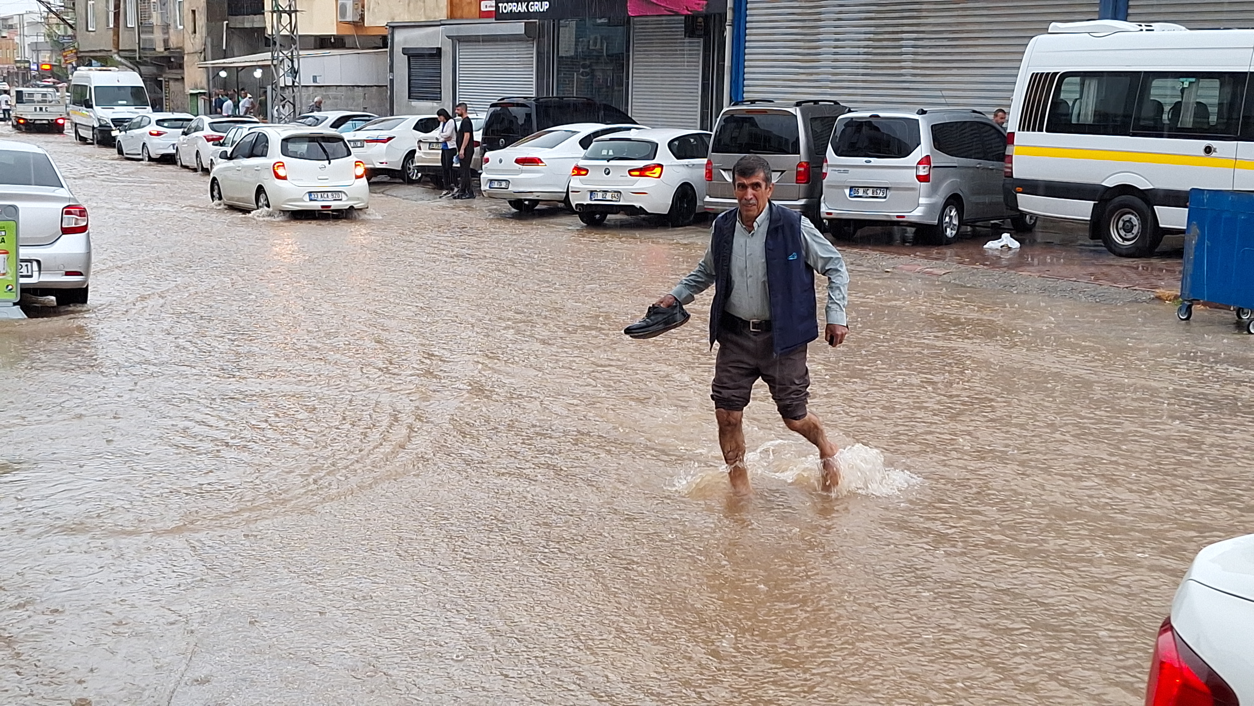 Adana'da şiddetli sağanak ve fırtına: Su baskınları oldu, trafik kilitlendi