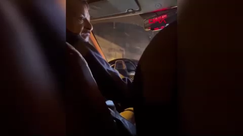 Taksimetre açmayı reddeden taksici, müşterileri araçtan indirdi