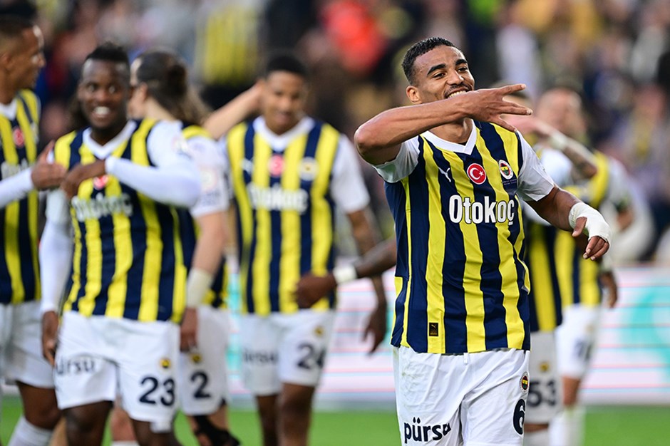 Fenerbahçe farklı önde; Kanarya umudunu son iki maça taşıyor