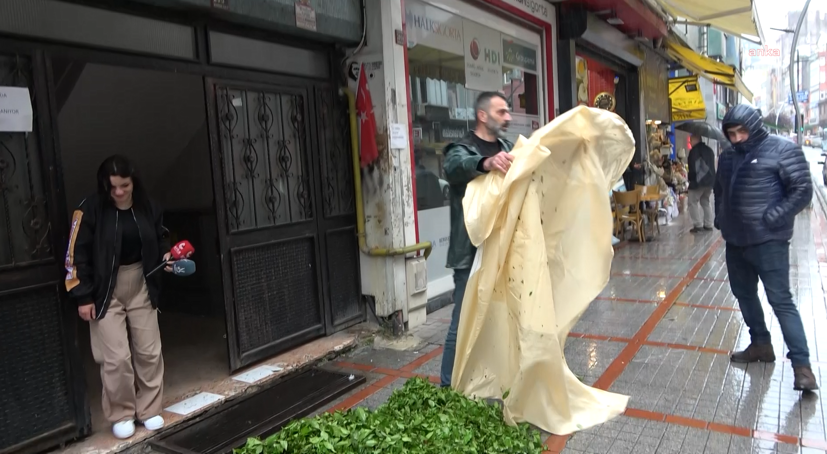 Rizeli çay üreticisinden Rize AKP İl Başkanlığı önünde protesto