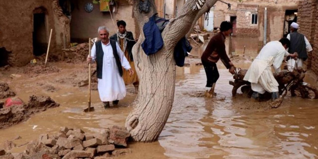 Afganistan’a yardım kamyonları giremiyor