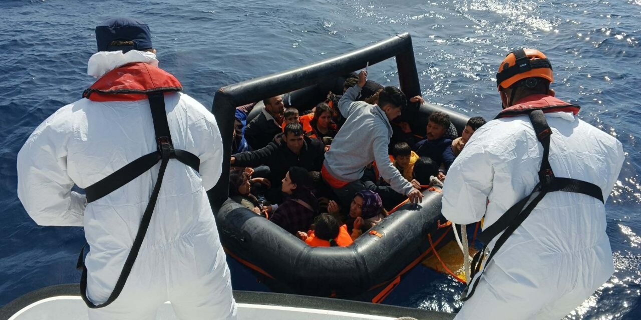 Yunanistan'ın Çanakkale açıklarında ittiği 24 göçmen kurtarıldı