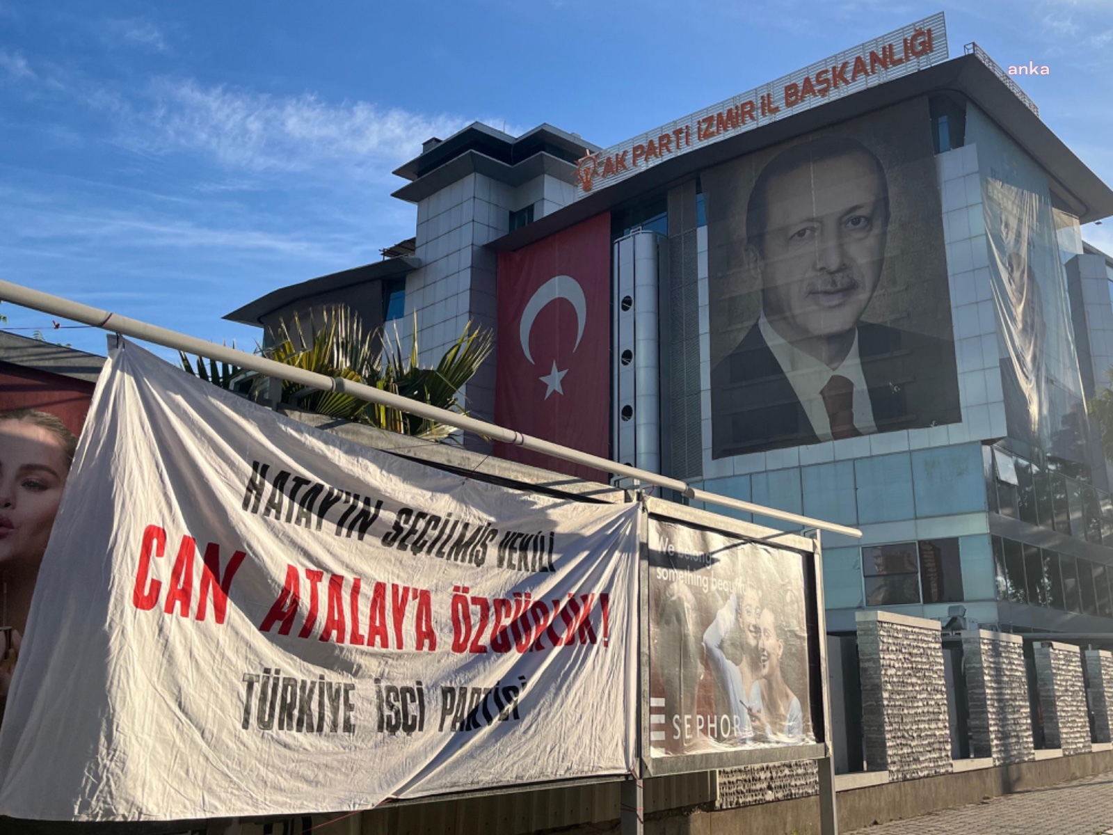 TİP, AKP İzmir İl Başkanlığı önüne Can Atalay pankartı astı